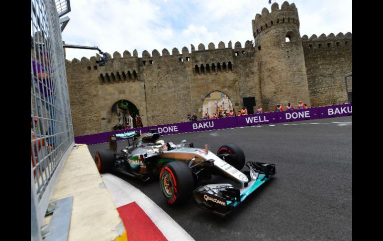 Hamilton ue el más rápido en una sesión en la que se turnó los tiempos cabeceros con Nico Rosberg y Valtteti Bottas. AFP / A. Isakovic