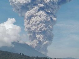 Indican que el volcán Santiaguito, por sus características de erupción violenta, origina una ceniza muy fina. TWITTER / @SkyAlertMx