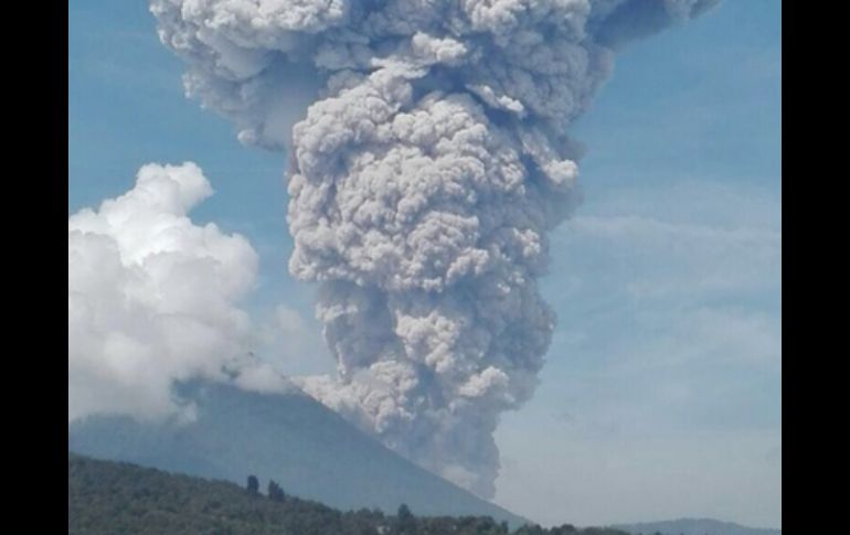 Indican que el volcán Santiaguito, por sus características de erupción violenta, origina una ceniza muy fina. TWITTER / @SkyAlertMx