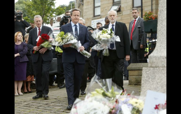 David Cameron (centro), Hilary Benn (izquierda), parlamentario laborista y Jeremy Corbyn, líder laborista, depositan flores en Birstall AP / D. Lawson