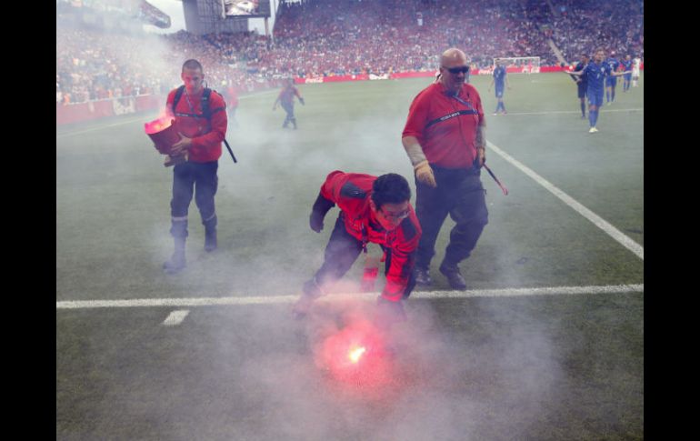 La UEFA se encarga de manejar los disturbios que ocurran dentro de los estadios y los complejos deportivos afectados. EFE / R. Ghement