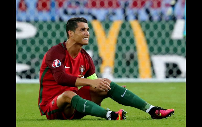 Ronaldo se lamenta tras fallar el penal. EFE / A. Taherkenareh