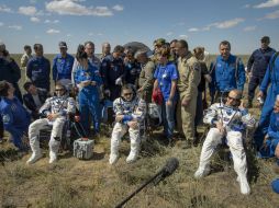 Los astronautas recibieron apoyo para salir de la cápsula y recostarse para un chequeo rápido. EFE / B. Ingalls