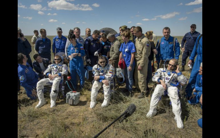 Los astronautas recibieron apoyo para salir de la cápsula y recostarse para un chequeo rápido. EFE / B. Ingalls