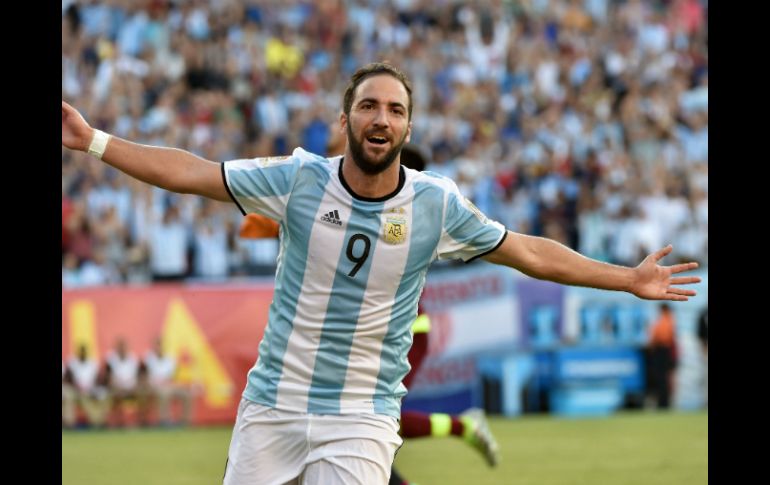 Gonzalo Higuaín metió goles en los minutos ocho y 28. AFP / N. Almeida