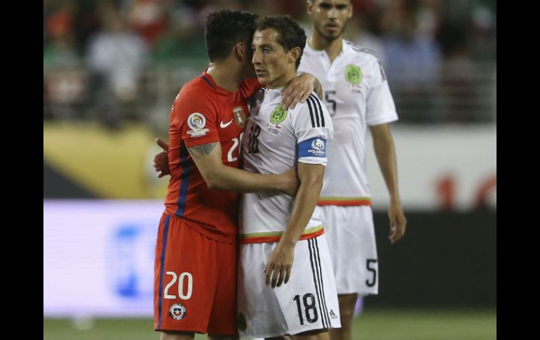 El jugador chileno Charles Aranguiz (i) anima a Andrés Guardado (d) durante un receso en el partido. EFE / D. Fernández