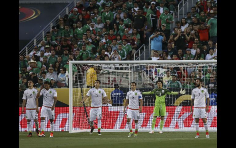 Sin palabras. Elementos de la Selección Nacional estaban abatidos al terminar el partido de ayer. MEXSPORT /