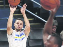 Stephen Curry. El jugador estelar de Golden State tendrá en sus manos el bicampeonato de su equipo. EFE /