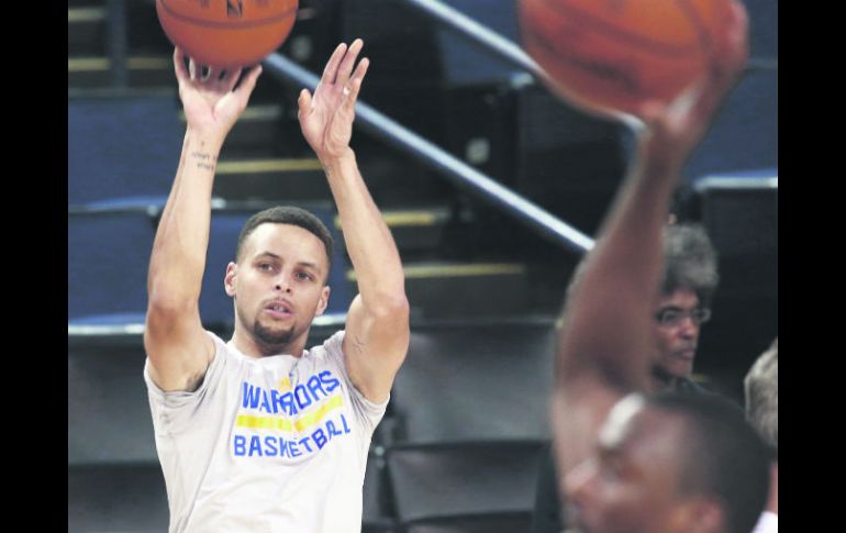 Stephen Curry. El jugador estelar de Golden State tendrá en sus manos el bicampeonato de su equipo. EFE /