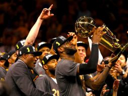 LeBron James festeja luego de ganar ante los Warriors. AFP / E. Shaw