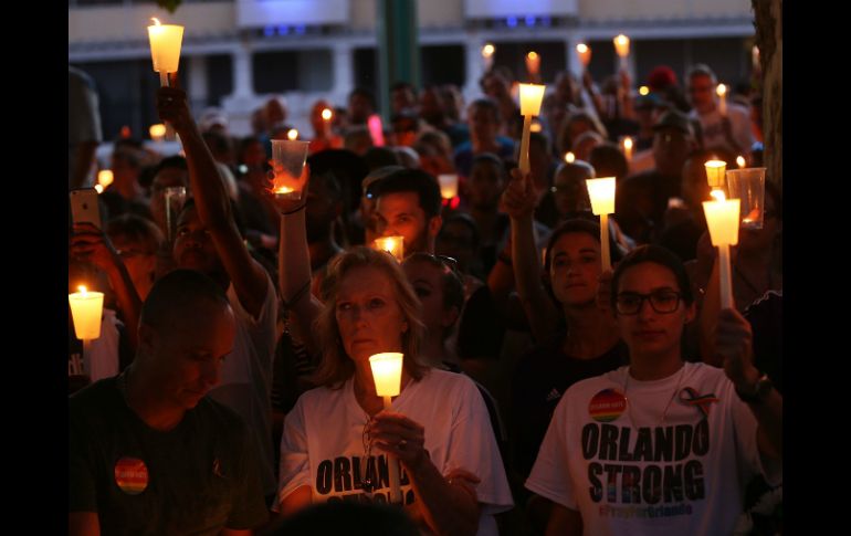 50 mil personas participaron portando velas y banderas arcoiris y de EU, junto con flores blancas. AFP / S. Platt