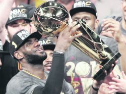 “Estoy en casa” decía una y otra vez LeBron James al recibir el trofeo. “Regresé a ser campeón”, afirmó entre lágrimas. EFE /