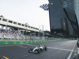 Nico Rosberg. El piloto de Mercedes recibe la bandera de cuadros en el GP de Europa, en el circuito de Bakú. EFE /