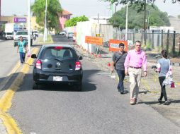 Las personas que caminan por la zona aseguran que es muy peligroso, pues deben bajar al arroyo de la calle. EL INFORMADOR / A. Camacho