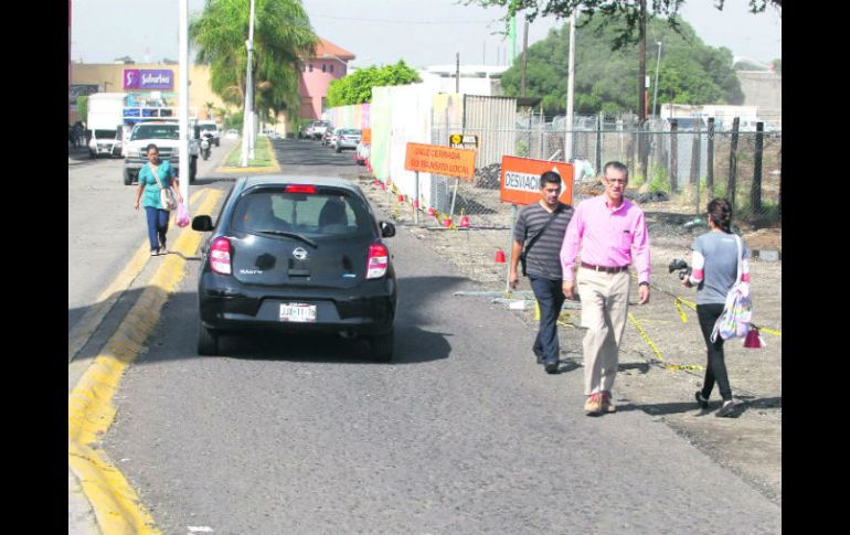 Las personas que caminan por la zona aseguran que es muy peligroso, pues deben bajar al arroyo de la calle. EL INFORMADOR / A. Camacho