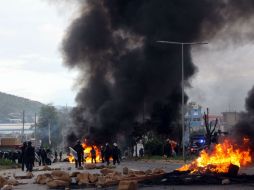 Ayer se realizó un operativo policial para retirar el bloqueo en la autopista Oaxaca-Cuacnopalan, el cual dejó 6 civiles muertos. AFP / P. Castellanos