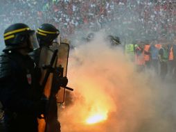 Los aficionados al futbol han tenido comportamientos que rompen las reglas y llevan a la violencia en los estadios. EFE / P. Powell