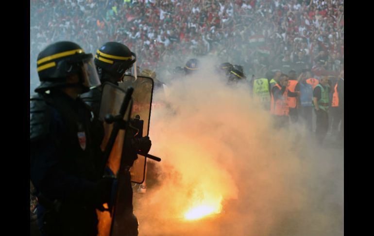 Los aficionados al futbol han tenido comportamientos que rompen las reglas y llevan a la violencia en los estadios. EFE / P. Powell