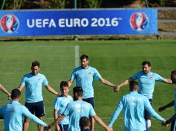 Los jugadores turcos entrenan este lunes antes de que tenga lugar el enfrentamiento. Esperan, pese a todo, un buen resultado. AFP / B. Kilic