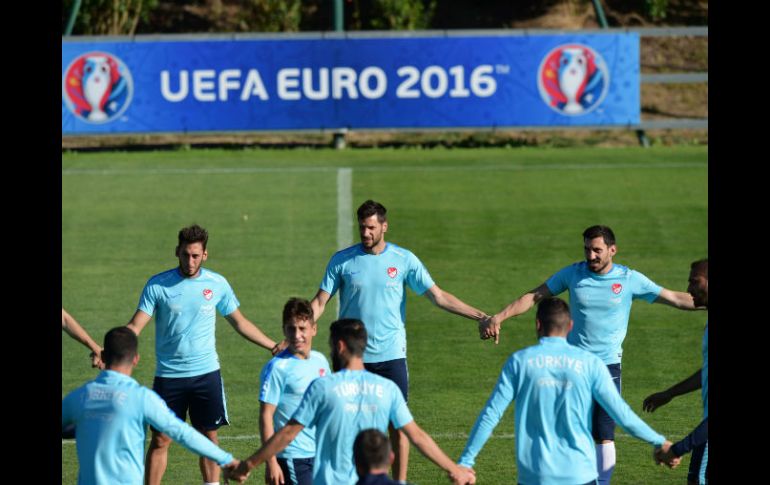 Los jugadores turcos entrenan este lunes antes de que tenga lugar el enfrentamiento. Esperan, pese a todo, un buen resultado. AFP / B. Kilic