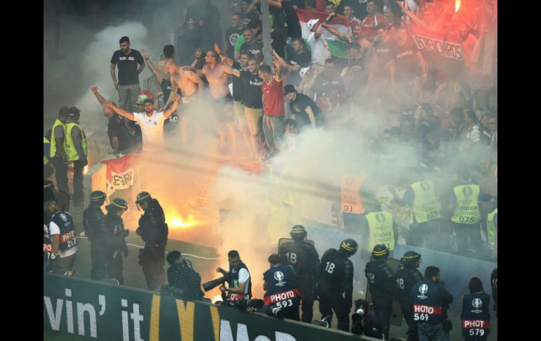 Algunos ciudadanos han tenido que ser deportados, debido a la violencia presentada en los estadios. AFP / B. Langlois