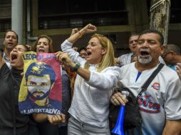 Lilian Tintori, esposa de Leopoldo López, protesta afuera de la corte de Caracas donde habría de llevarse la audiencia. AFP / J. Barreto