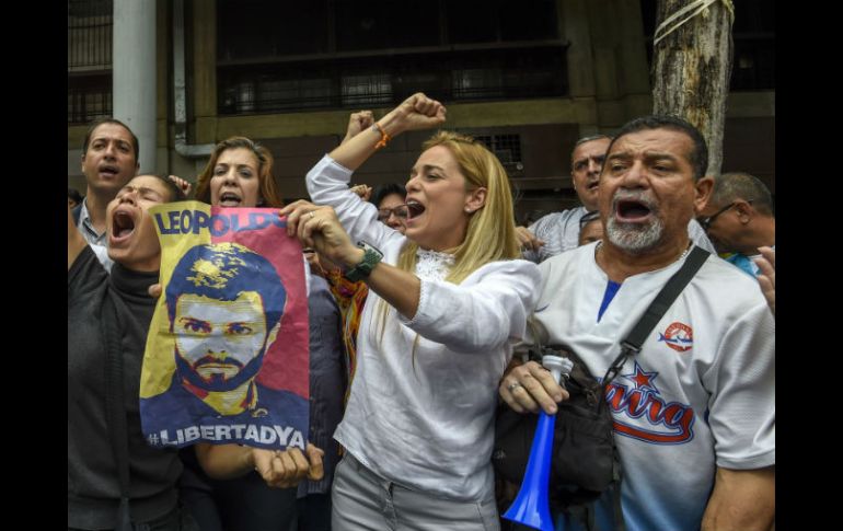 Lilian Tintori, esposa de Leopoldo López, protesta afuera de la corte de Caracas donde habría de llevarse la audiencia. AFP / J. Barreto