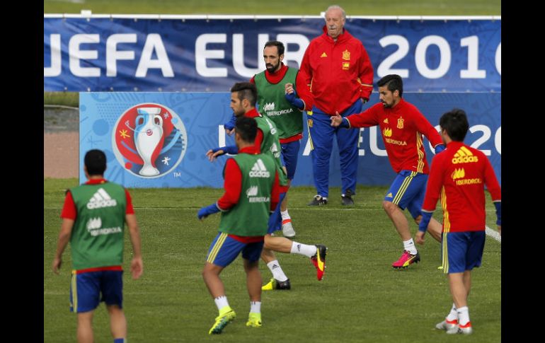 ''La Roja'' entrena en Burdeos antes de que se desarrolle el partido este martes, en el Stade de Burdeaux. AP / M. Fernández