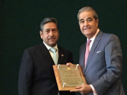 El secretario de Turismo, Enrique Ramos, recibe el reconocimiento de parte del gremio de hoteleros de Jalisco. TWITTER / @EnriqueRamosFl1