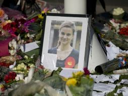 Afuera del parlamento británico, una foto de Jo Cox rodeada de mensajes y flores como tributo. AP / N. Dunham