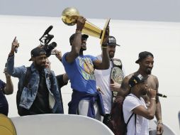 'King James', elegido el MVP, distinción que logró por tercera vez en esta instancia, llegó con su premio, 'esto es para ti Cleveland'. AP / T. Dejak