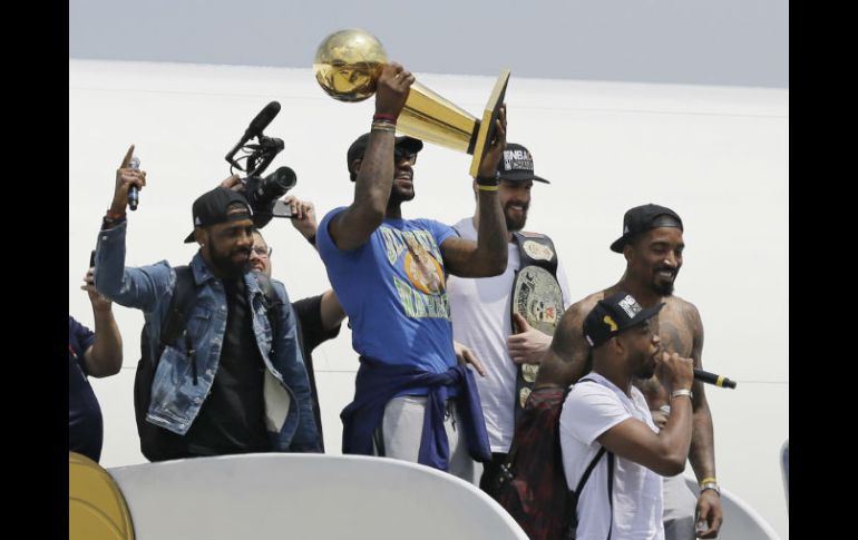 'King James', elegido el MVP, distinción que logró por tercera vez en esta instancia, llegó con su premio, 'esto es para ti Cleveland'. AP / T. Dejak