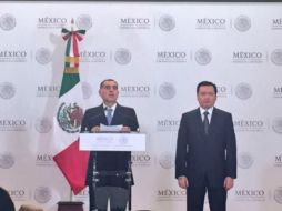 El gobernador de Oaxaca, Gabino Cué, en conferencia de prensa junto al secretario de Gobernación, Miguel Ángel Osorio Chong. TWITTER / @GabinoCue