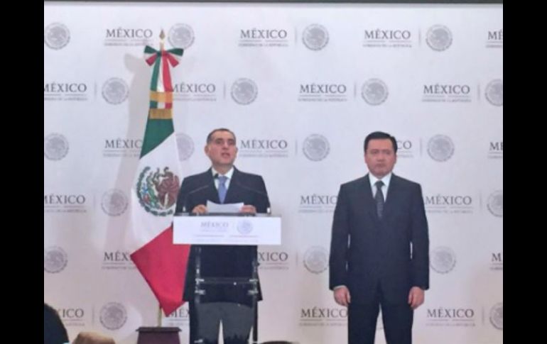 El gobernador de Oaxaca, Gabino Cué, en conferencia de prensa junto al secretario de Gobernación, Miguel Ángel Osorio Chong. TWITTER / @GabinoCue