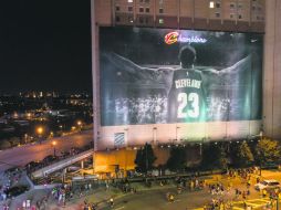 Festejo. Seguidores de los Cavaliers celebran el primer título de su equipo en calles del Centro de Cleveland. AP /