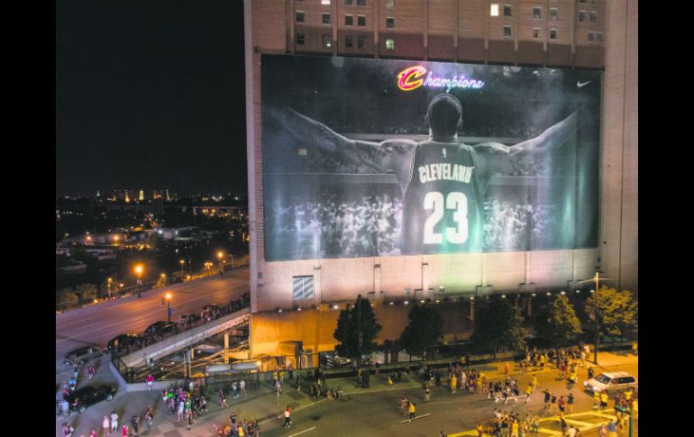 Festejo. Seguidores de los Cavaliers celebran el primer título de su equipo en calles del Centro de Cleveland. AP /