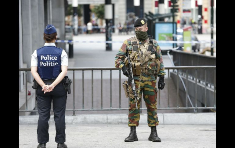 La policía acordonó el centro comercial City 2 de Bruselas, el cual había sido mencionado en numerosas amenazas de atentados. EFE / J. Warnand