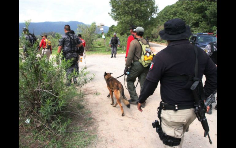 Uniformados en la búsqueda de Andrés Barba y Luis Ortiz en el rancho La Cebada, dentro de La Primavera, en 2013. EL INFORMADOR / ARCHIVO