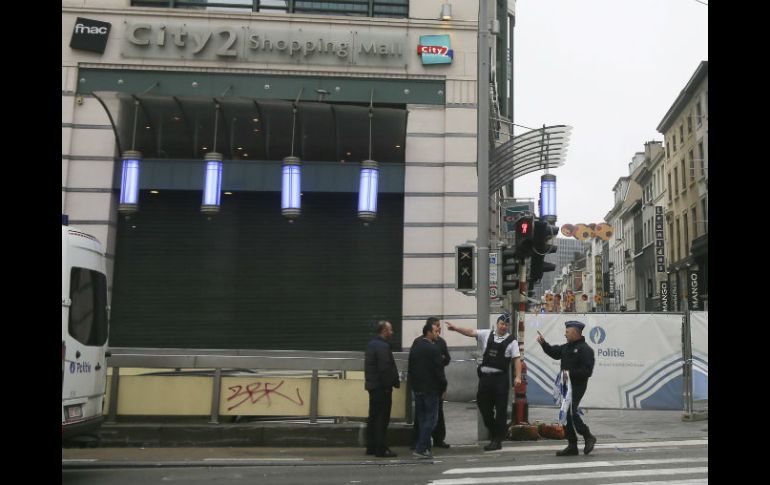 Esta mañana, un cinturón de explosivos relleno de sal y galletas, obligó a acordonar un centro comercial de Bruselas. EFE / O. Hoslet