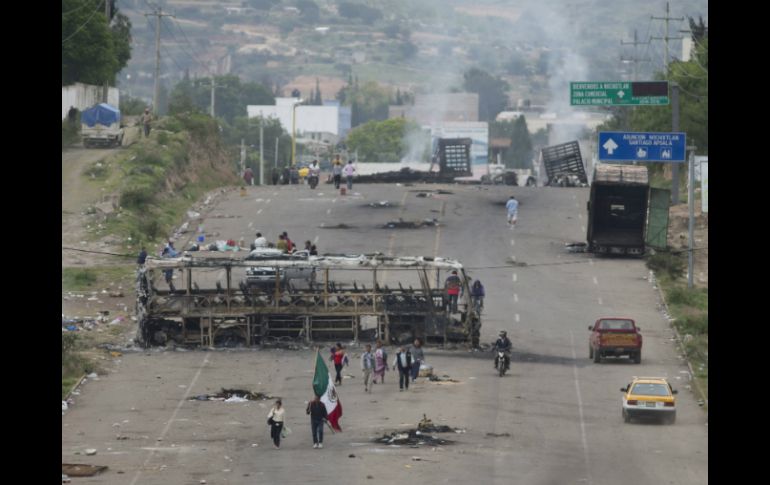 'Lo ocurrido el domingo 19 de junio de 2016 en Oaxaca puso ante los mexicanos un límite que nunca debimos rebasar', escriben. AP / E. Verdugo