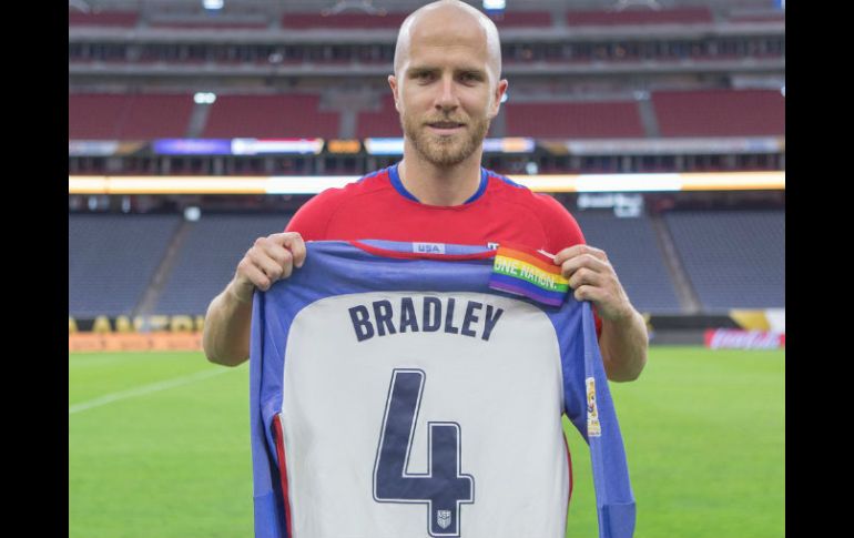 El jugador también subastará el brazalete arcoiris que utilizó en los cuartos de final de la Copa América. TWITTER / @ussoccer