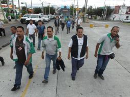 La manifestación de camioneros de este día provocó la toma del carril del Macrobús en la Calzada Indepedencia. EL INFORMADOR / F. Atilano