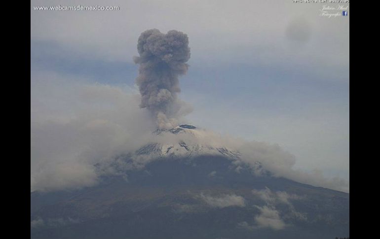 La Segob recomienda no acercarse al coloso debido al peligro que implica la caída de fragmentos balísticos. TWITTER / @webcamsdemexico