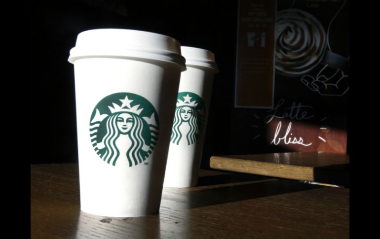 La demanda dice que Starbucks instauró a partir del 2009 una receta para crear lattes más pequeños para ahorrarse dinero en leche. AP / ARCHIVO