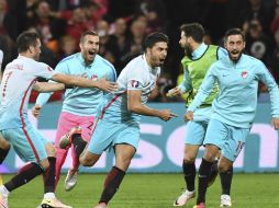 Los goles de  Burak Yilmaz y Ozan Tufan permiten a los otomanos permanecer con vida en la Eurocopa. AP / G. Wijngaert