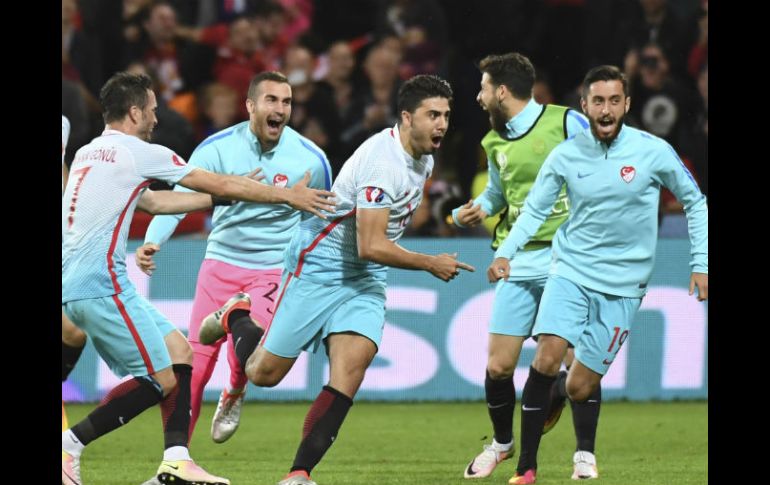 Los goles de  Burak Yilmaz y Ozan Tufan permiten a los otomanos permanecer con vida en la Eurocopa. AP / G. Wijngaert