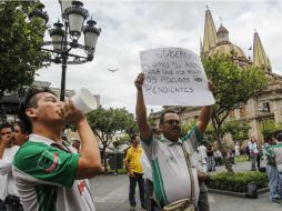 Choferes se manifestaron frente a palacio de Gobierno en demanda de los aumentos pendientes desde 2014. EL INFORMADOR / A. García