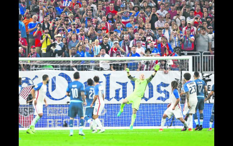 Golazo. Lionel Messi (#10) de Argentina anota el segundo gol del equipo contra el arquero Brad Guzan, de EU, en el Estadio NRG. EFE /