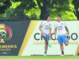 Stefan Moreno (izquierda) hace estiramientos junto a James Rodríguez durante la sesión de entrenamiento de ayer. AFP /