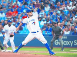 Marco Estrada realiza uno de sus lanzamientos desde la lomita durante la primera entrada del juego de ayer. AP / N. Denette